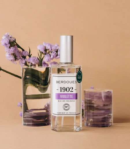 1902 Violet Eau de Cologne Floral Long Lasting Scent Made in France Spray Fragrance Pour Homme and Femme Avec Violet Lilac Jasmine Luxury Unisex Parfum  Avec Premium Quality Ingredients 4.2 Fl oz, 1oz équivaut à 30ml Berdoues