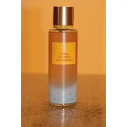 Victoria's Secret Vibrant Blooming Passionfruit Fragrance Mist 8.4oz, 1oz équivaut à 30ml Victoria's Secret