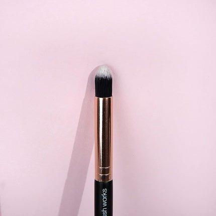 Brushworks Highlight Contour Brush Black and Gold 1 Count - Maison des fragrances