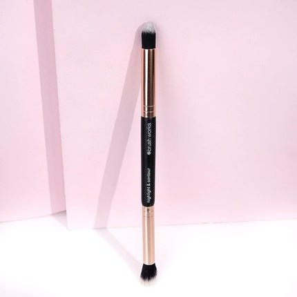 Brushworks Highlight Contour Brush Black and Gold 1 Count - Maison des fragrances