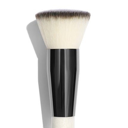 Chantecaille Buff and Blur Brush - Maison des fragrances