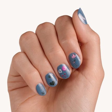Essence Call Me Queen Nail Sticker - Maison des fragrances