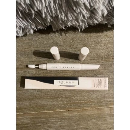 FENTY BEAUTY by Rihanna Brow MVP Sculpting Wax Pencil Universal - Maison des fragrances