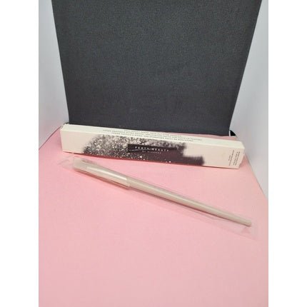 Fenty Beauty by Rihanna Plush Eyeshadow Brush 240 - Maison des fragrances