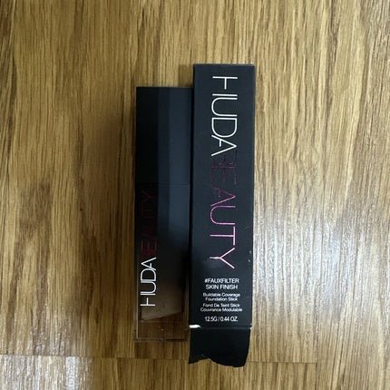 HUDA BEAUTY Fauxfilter Skin Finish Foundation Stick 220N Custard Authentic - Maison des fragrances