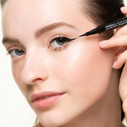 KORRES MINERALS Liquid Eyeliner 01 Black 1ml - Maison des fragrances