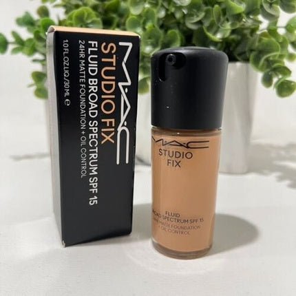 MAC Studio Fix Fluid SPF 15 24HR Matte Foundation Oil Control C5 Authentic - Maison des fragrances