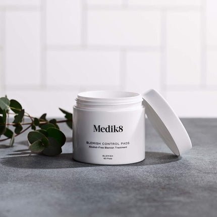 Medik8 Wipes 60 Units Controlling Interests Of Acne - Maison des fragrances
