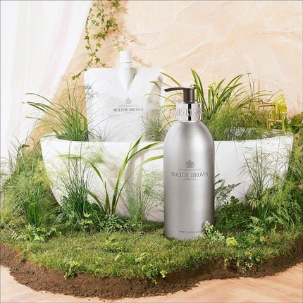 Molton Brown Re-charge Black Pepper Infinite Bottle One Size Fragrance (Fragrance) Mixte - Maison des fragrances