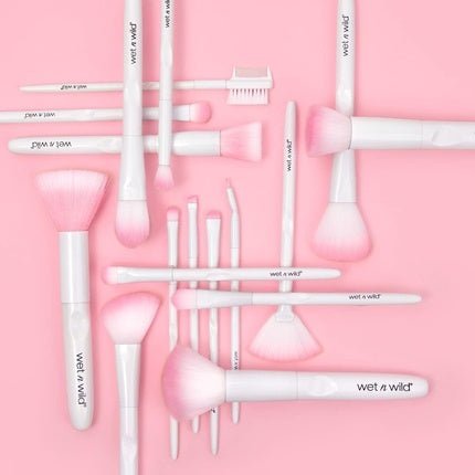 Wet 'N' Wild Large Powder Brush - Plush Brush with Soft Curved Bristles - Maison des fragrances