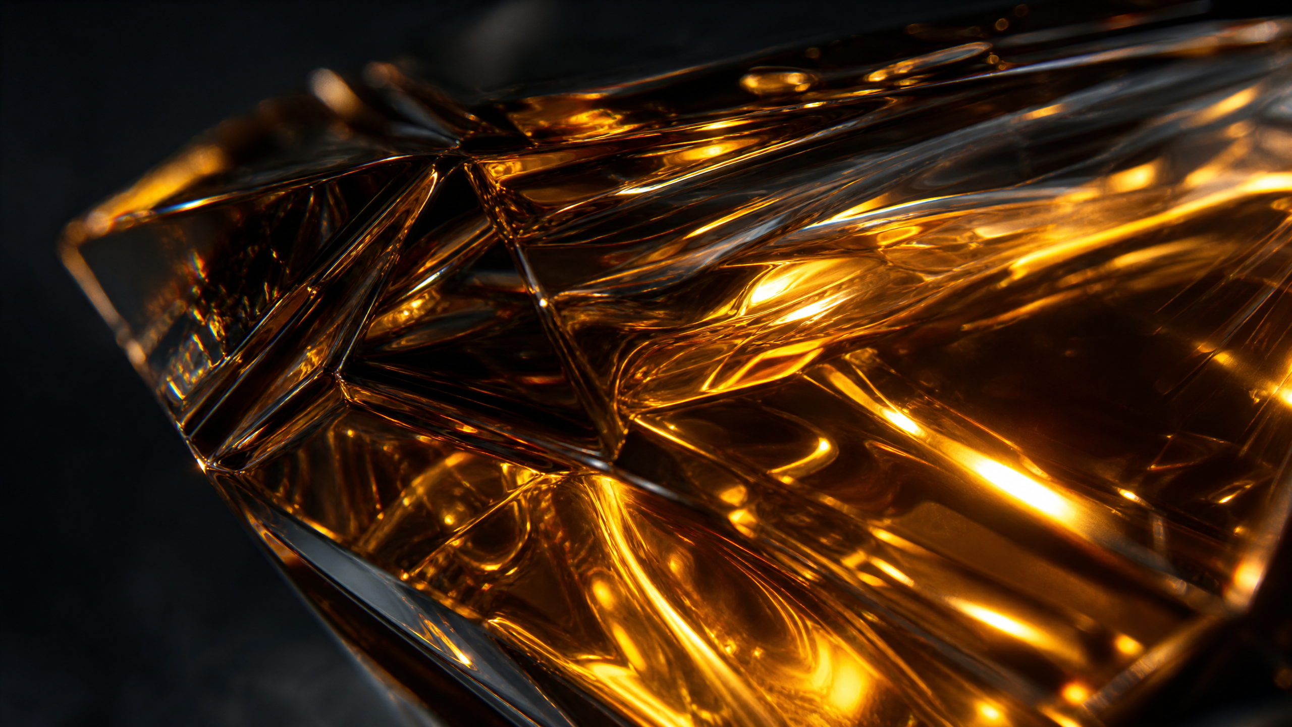 Reflets ambrés dans un cristal évoquant la haute parfumerie